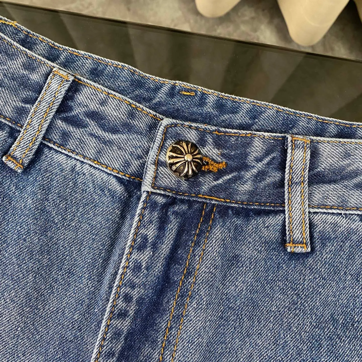 P270 CH Chromehearts limited edition yellow cross-stitched leather work jeans and logging pants. The counter price is 34W level. The patchwork cross pattern is embellished and the jeans are washed! ! An absolutely high-end luxury product, a 1.9W-level god-level single product, a super popular product, made by top heavy industry, a magic weapon that cannot be missed! [About Zangyin] This is an extremely luxurious fashion brand that can also be called the aristocracy of the high street. It has always been an exclusive brand for some hipsters or rich second generations. Compared with ordinary high streets, it is more luxurious and noble. Compared with luxury brands, it is more fashionable and individual. It has always been a brand that I have a special liking for. [Top heavy industry fashion design] Consistently high-street luxury style. Speaking of this style, the Zangyin family and GU family are definitely the leading representative brands. Especially the Zangyin family has really achieved a state-of-the-art effect in creating high-street style. The unique washed material is used to create this style. The color system is already quite eye-catching. After it is decorated with patchwork cross flowers, it cleverly highlights the charm of the brand. Secondly, this style uses classic The high-waist cutting design highlights the long legs and fashionable temperament of the upper body. The brand is highly recognizable and the slim fit configuration is more suitable for daily wear. It is a product that interprets personality, fashion, and specifications at a glance. This single product is enough to make any fan excited. It can be a white T-shirt for a youthful college style, or a tight suspender for a royal style. It has strong matching ability and can be easily controlled by men.  [Materials and craftsmanship] Needless to say, this point goes without saying. As an excellent craftsman brand, Zangyin’s requirements for details and craftsmanship are really perfect. The washed color of this model has gone through so many processes, not to mention the embellishment of denim appliques. It is also purely hand-made and sewn. Just like what they believe in, only hand-made things have soul and have the meaning of wear. A top-notch heavy-duty fashionable denim item, I look forward to your perfect interpretation! !  Color: blue Size: 30-36